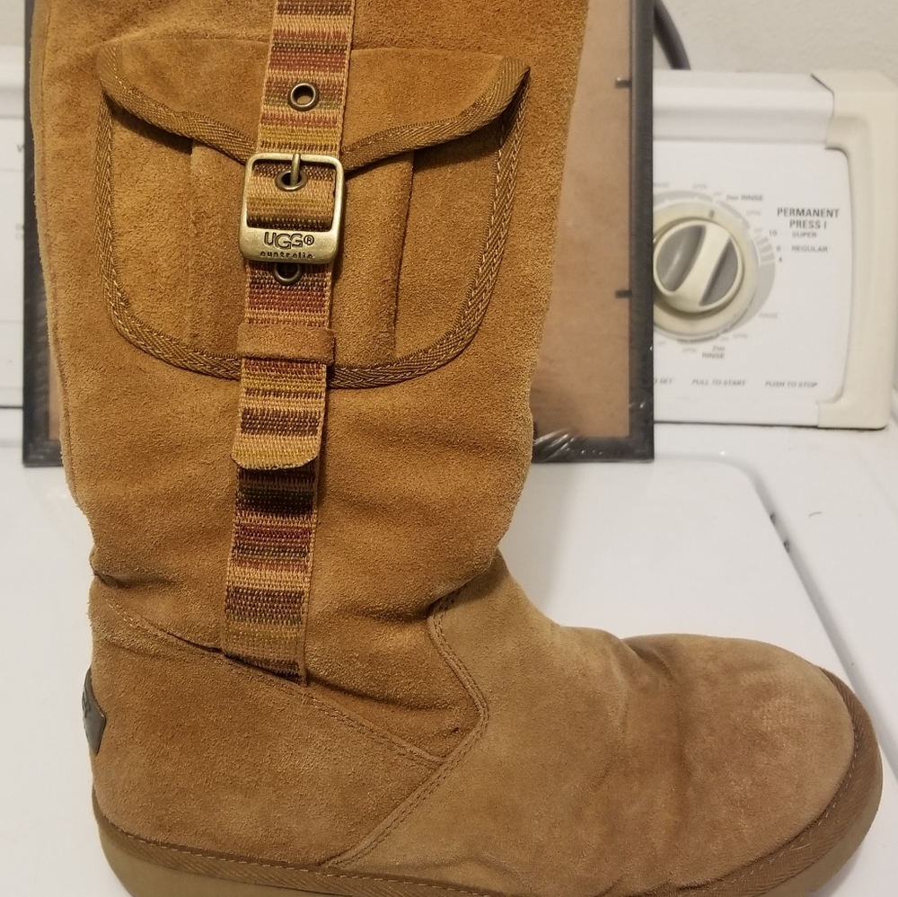 UGG size 9 F3005F boots